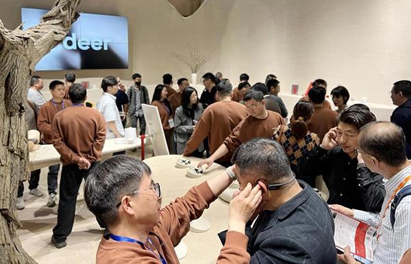 听器”、失眠治疗仪亮相CMEF不用塞耳道就能听到声音的“助(图2)